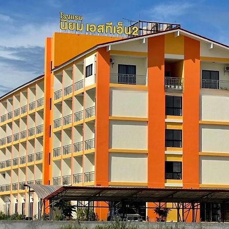 โรงแรมนิยม เอสทีเอ็น 2 - Niyom Stn 2 Hotel Ban Phue Exterior photo